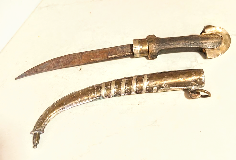 חרב טורקית מתקופה העותומאנית פגם קטן בידית 
נגן עשוי עץ ציפוי עור 
אורך 
39 סמ