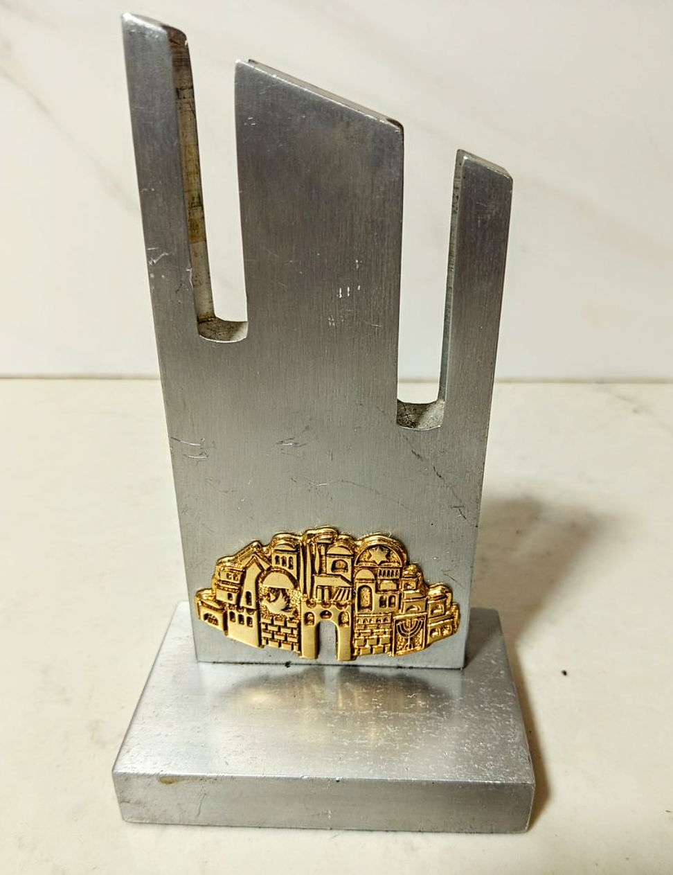 אופנהיים - פמוטים מעוצבים אופנהיים העיר העתיקה ירושלים 
גובה 18 ס''מ 
אורך רוחב 7 על עשר וחצי 