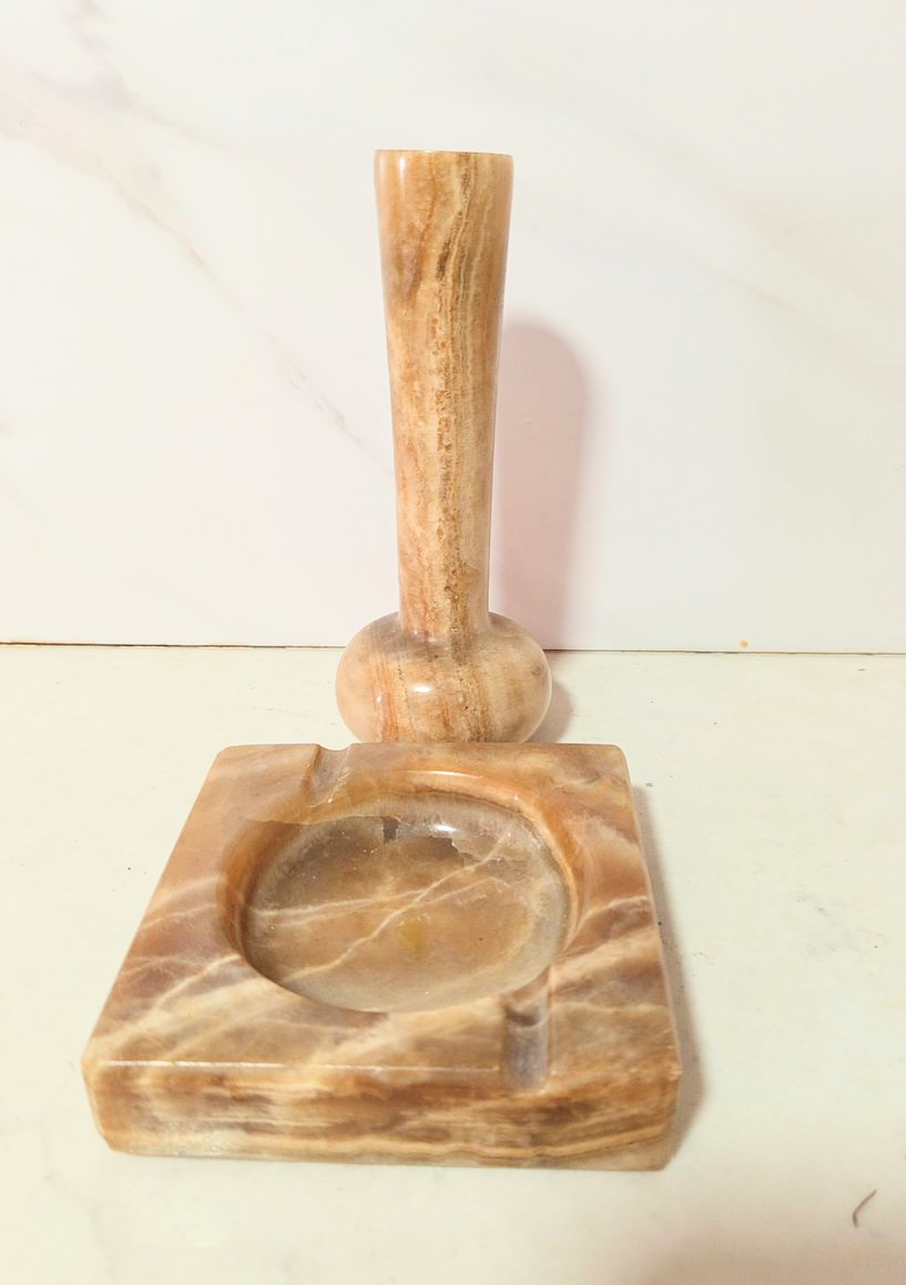 אגרטל פמוט עשוי אבן אוניקס טבעית 
גובה 19 ס''מ כולל מאפרה 
פמוט אגרטל גובה 17 ס''מ 
אורך רוחב 