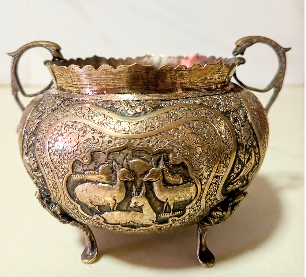 כלי לסוכר. כלי סוכר ידיות נחשים 
הבלטות עשירה עבודת יד ככל הנראה תקופה מאה 18 מאה 19 
גובה 10סמ 