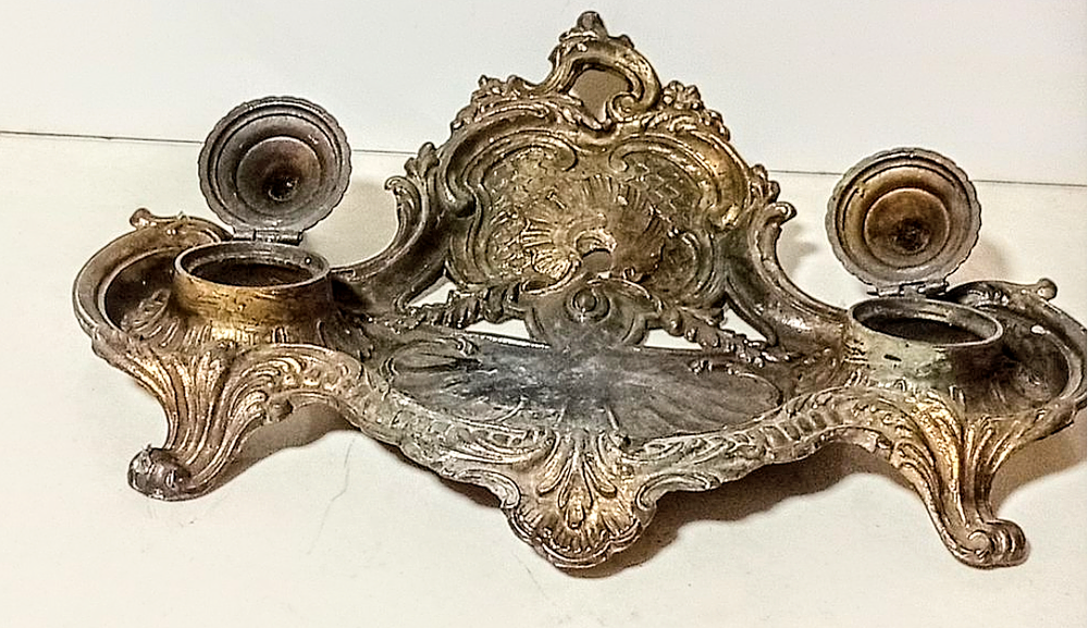 קסדת דיו אירופאי מברונזה המאה 18 יפיפייה, מצב טוב מאוד חסר צלוחית דיו ניתן להתאים לפריט אורך 27 סמ