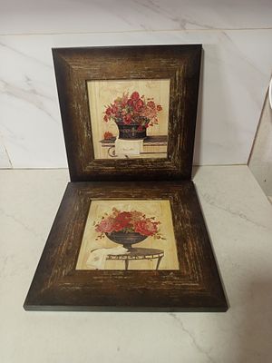 שני אריחי קרמיקה . שני תמונות אריחי קרמיקה אגרטל עם פרחים על מעמד 
גודל 28 על 28 סמ