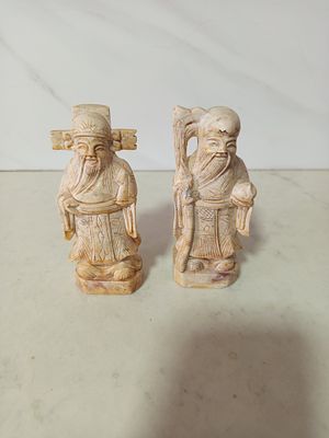 שני פסלים מאבן שיש 
עבודת יד 
מפורטת יפה 
גובה 12 סמ 
צים קטן באחד מהם במעמד