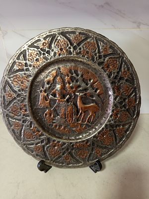 צלחת פרסית עם הבלטות נחושת מאויירת 
נחושת אדומה 
קוטר 33 סמ 
יש מתלה מאחור