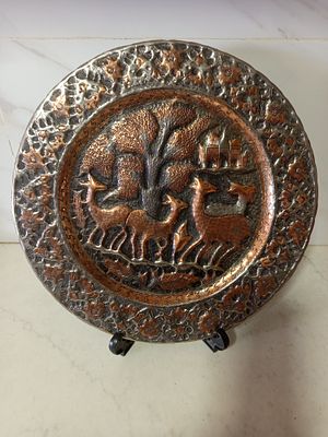 צלחת פרסית גדולה נחושת אדומה 
מאויירת יעלים ליד עץ צמחיה עבודת יד 
גודל 32 