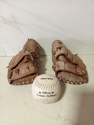 זוג כפפות בייסבול עם כדור 
כדור אולימפיה ליגה רשמית בייסבול