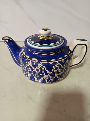 קומקום קרמיקה כחול הבלטות איורים סגנון ארמני / מרוקאי ? 
אורך רוחב 22 על 12 ס''מ 
גובה 13 סמ