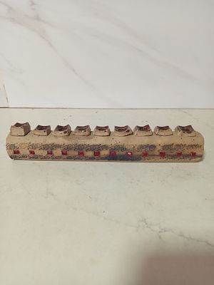 חנוכיה 9 קנים קרמיקה 
עבודת יד משולבת קוביות אדומות קטנות 
במצב טוב מאוד 
אורך 28 
