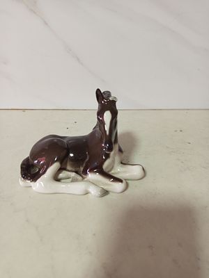 סוס קרמיקה עבודת יד בצבע חום לבן חוסר אוזן צד ימין 
גובה 11 סמ 
אורך 14 סמ 
חתטם