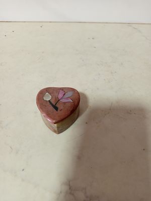 קופסא הכדורים תרופות . קופסא לכדורי תרופות במצב מושלם 
עבודת יד קרמיקה מאוייר עם פרחים 
גובה 3 