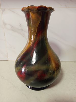 אגרטל קרמיקה צבעוני 
במצב מושלם 
עבודת יד ממוספר חתום 
גובה 27 סמ 
ממוספר 