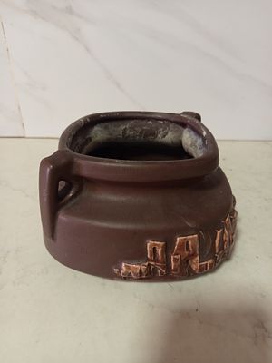 אגרטל קרמיקה עבודת יד בצבע חום מלווה הכיתוב 
חתום ממוספר 
קוטר 13 סמ 
גובה 10 ס''מ 
אורך 