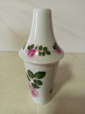 אגרטל קרמיקה לפרחים קטנים 
מאוייר פרחים 
גובה 17 סמ