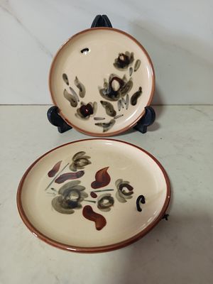 שתי צלחות קרמיקה . 2 צלחות קרמיקה מאויירת הבלטה צבע חום ירקרק 
קוטר 15 סמ
