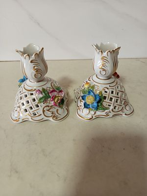 2 מעמדים לפמוטים פורצלן חתום אירופאי הבלטות עבודת יד שנות 50 60 
אורך רוחב 9 על 9 סמ 
גובה 10סמ