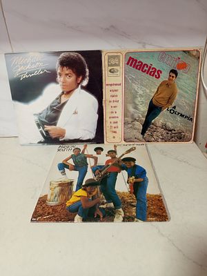 שלושה תקליטים 
תקליט אחד מייקל ג'קסון 
תקליט שני אנריקו מסיאס 
תקליט שלישי 