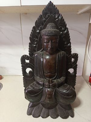 פסל עץ בודהה גדול מימדים 
כבד מסיבי 
מגזע עץ שלם עבודת יד 
גובה גובה 62 