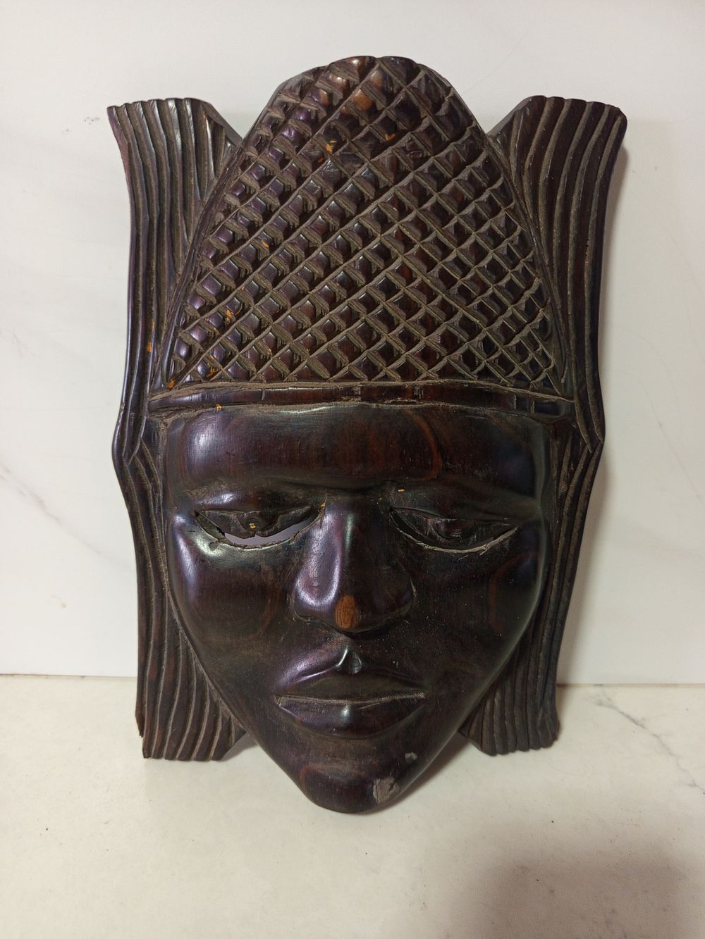 מסכת עץ מרשימה 
אומנות אפריקאית קלאסית 
עבודת יד 
מסכה כבדה מסיבית 
גובה 24 ס''מ רוחב 17 סמ