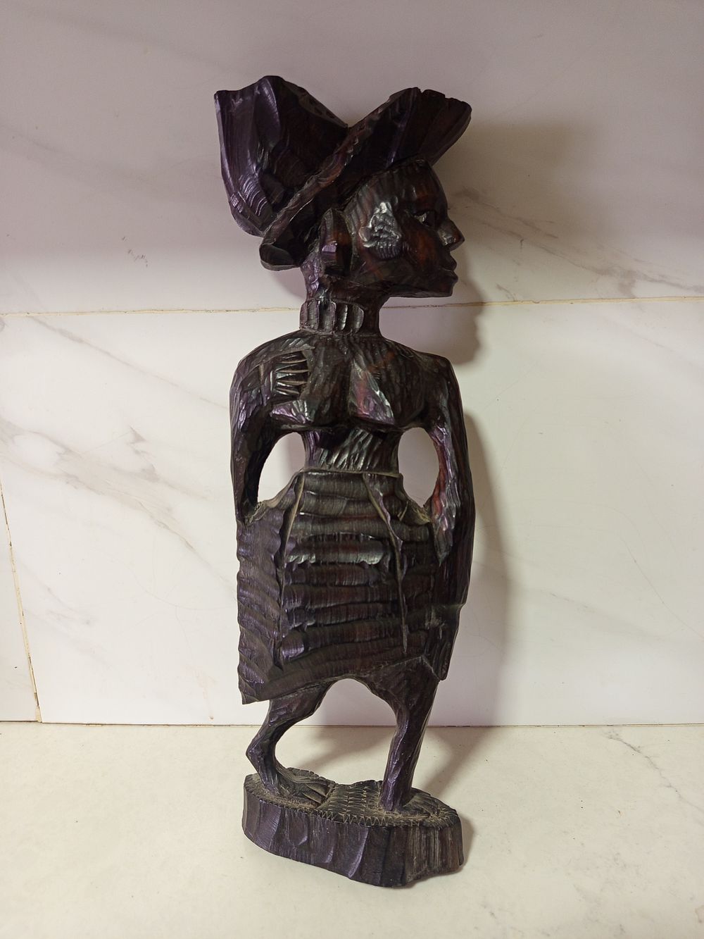 פסל דמות אדם מלקט סל. עבודת גילוף של אומן אפריקאי אישה מלקטת נושאת סל על ראשה או על גבה 
גובה 42 