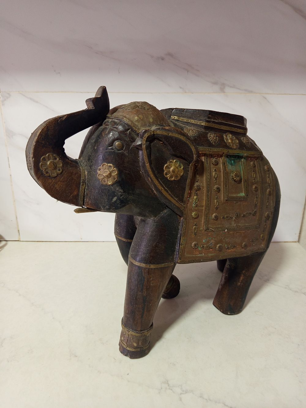 פיגורת פיל עץ מלא עם שילוב נחושת . פיגורת פיל עץ מלא משלב נחושת 
כבד מסיבי מצב מושלם 
גובה 30 