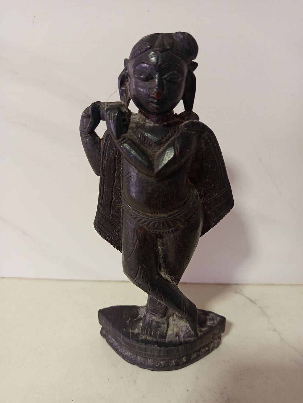 גילוף עץ אומנותי 
עבודת יד אותנטית 
גובה 21 ס''מ רוחב 11 סמ