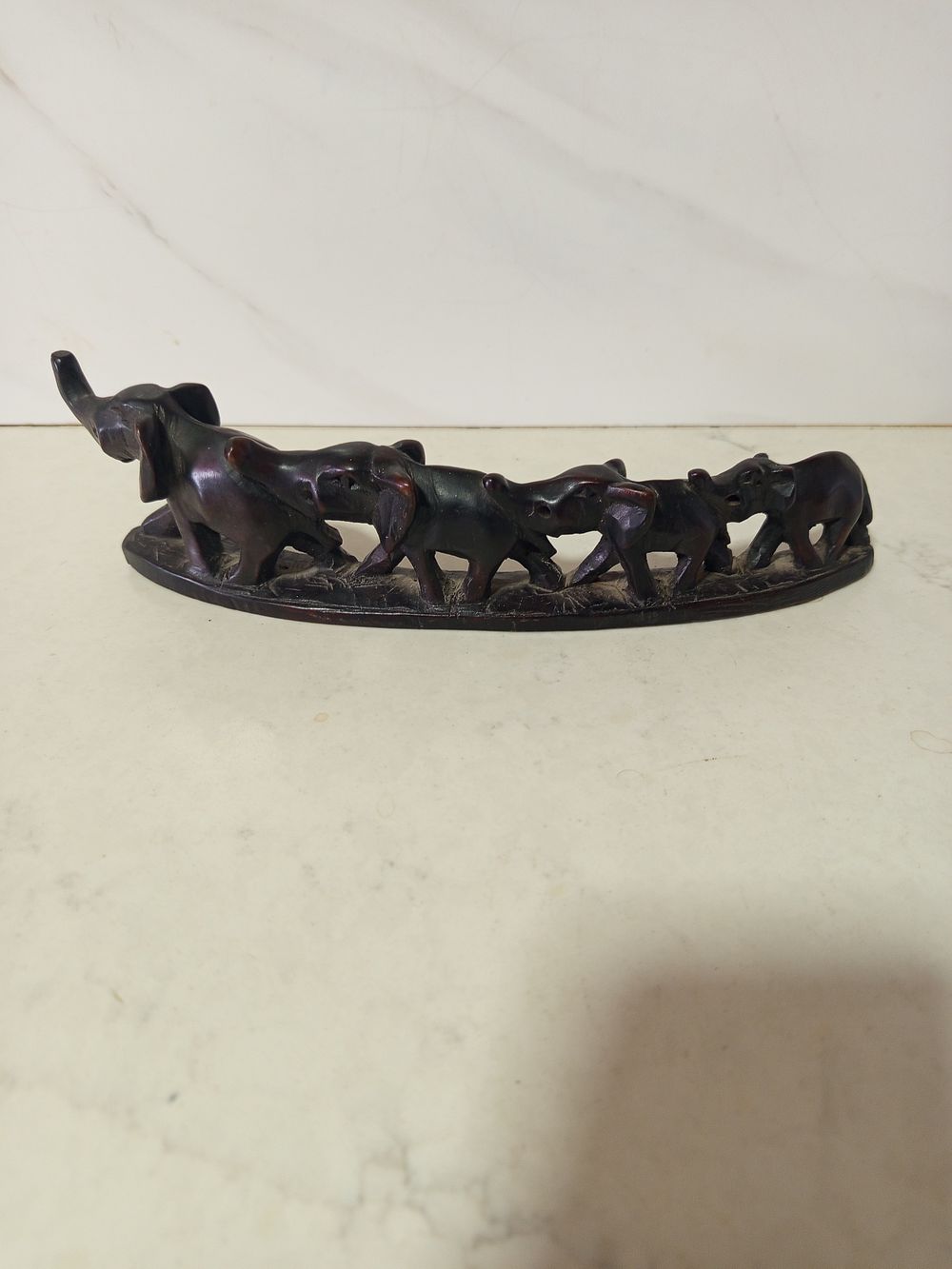 שיירת פילים 
מגולף בעץ 
אורך 28 סמ 
גובה 7 סמ