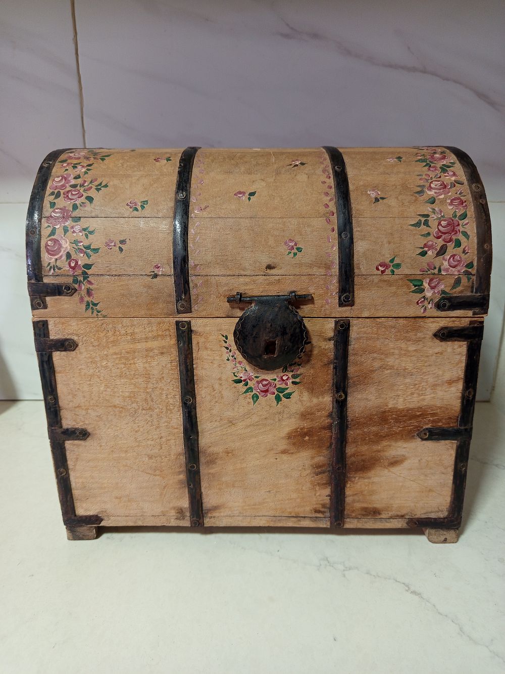 תיבת עץ גדולת ממדים עבודת יד מאויירת 
בעלת 6 תאים איחסון 
כבדה מסיבית 
גובה 37 ס''מ רוחב 37 סמ