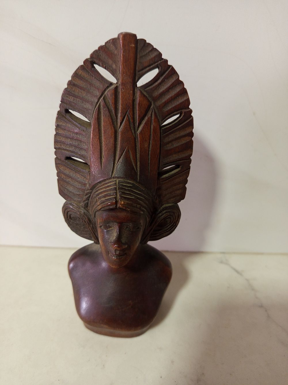 פסל עץ דמות אדם 
גובה 19 ס''מ רוחב 9 סמ