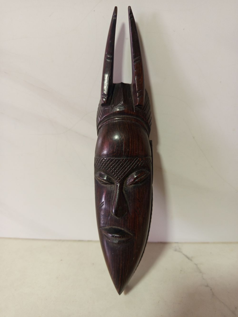 מסיכה מעץ עבודת יד מצב מושלם 
מסיכה אפריקאית 
גובה 23 ס''מ רוחב 7 סמ