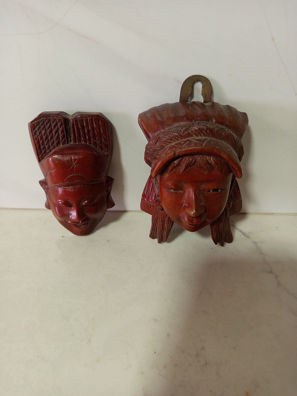 2 מסכות מעץ עבודת יד 
כולל מתלים 
גובה 11 סמ השניה 8 סמ