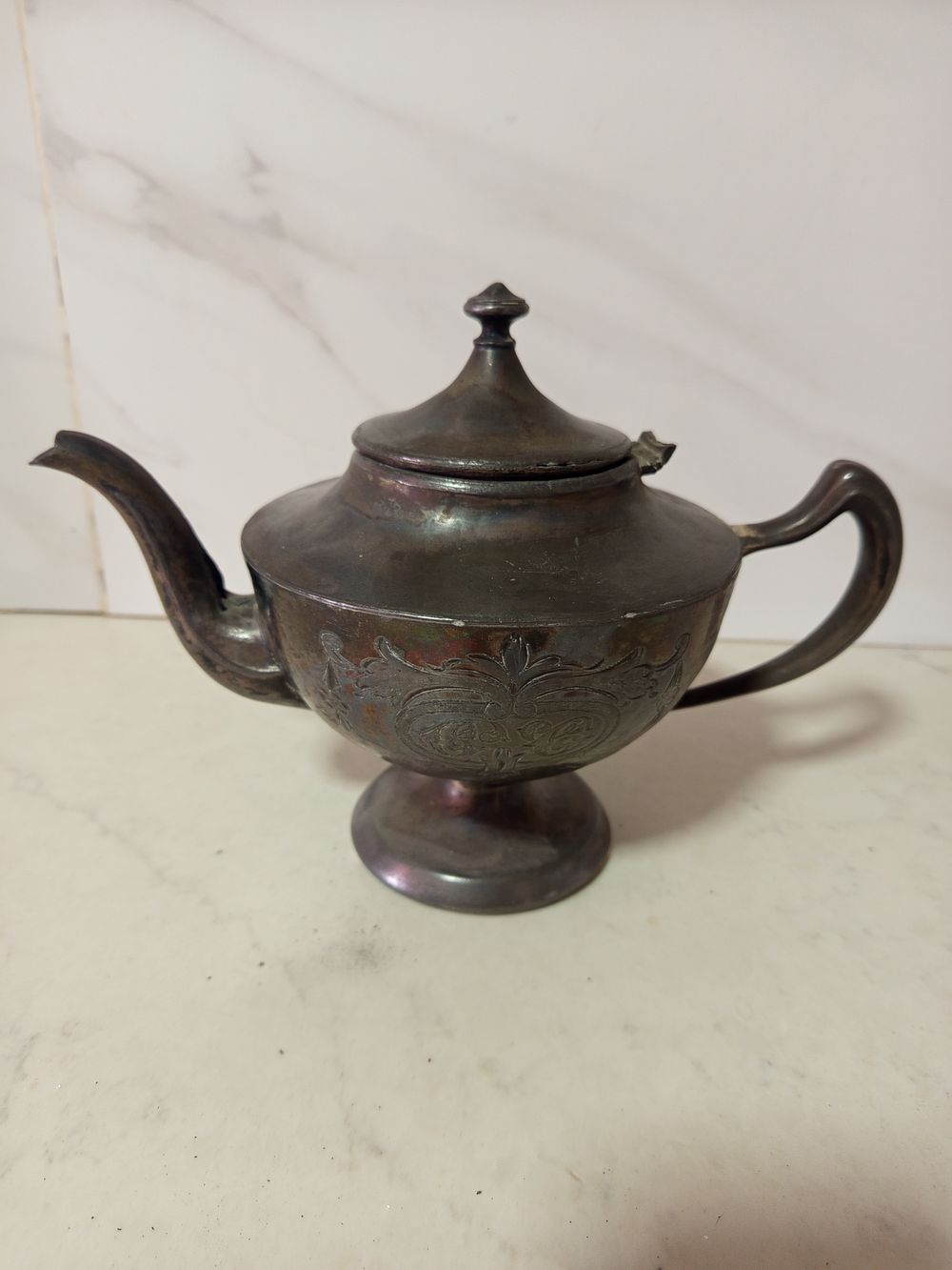 קנקן ברונזה מאוייר . קנקן מזיגה ברונזה מאוייר מצב טוב מאוד 
חריטות פרחים 
גובה 19 ס''מ רוחב 26 