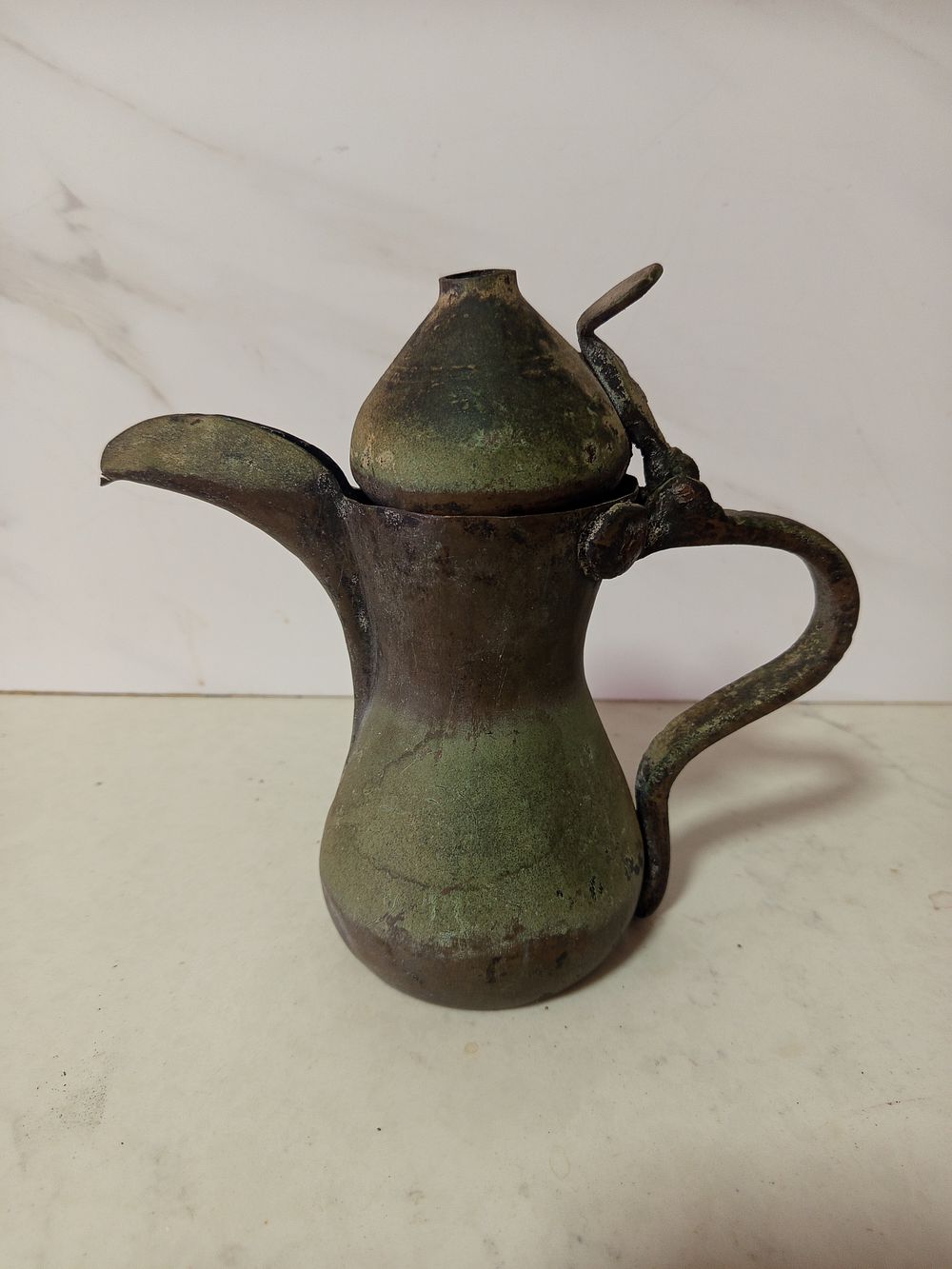 קנקן מזיגה עתיק כבד מסיבי מצב טוב מאוד 
גובה 21 ס''מ רוחב 21 סמ