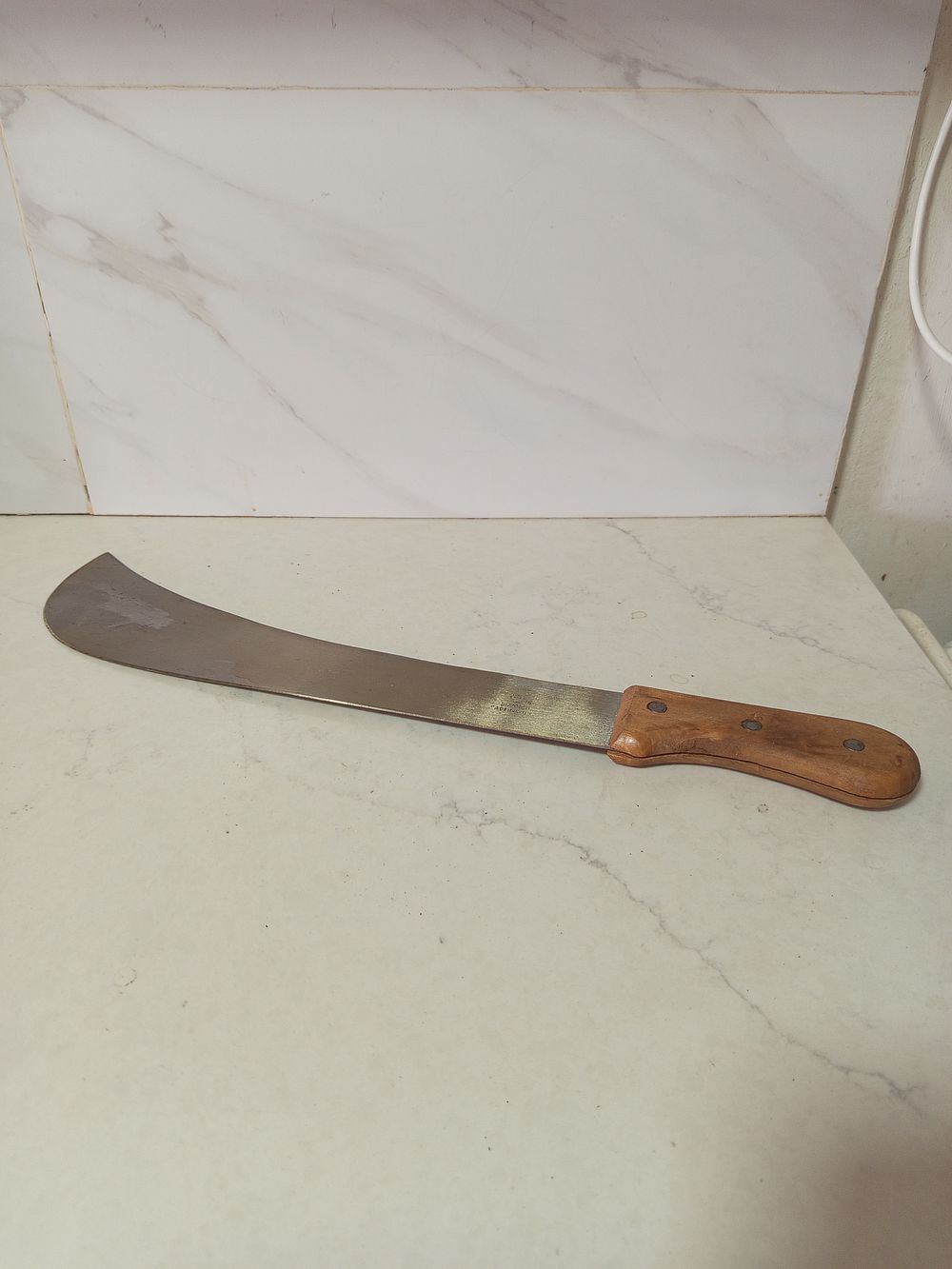 מאציטה. מאציטה כבדה מסיבית ממוספרת חתום 
בעל ידית עץ 
אורך 56 ס''מ מצב טוב מאוד