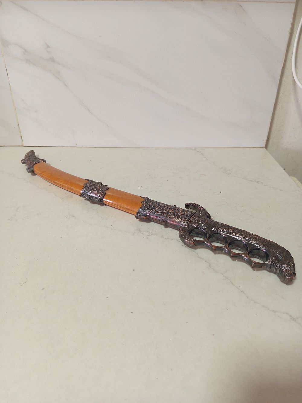 חרב גדולה ידית ברונזה מאויירת 
מצב מושלם 
אורך 57 סמ