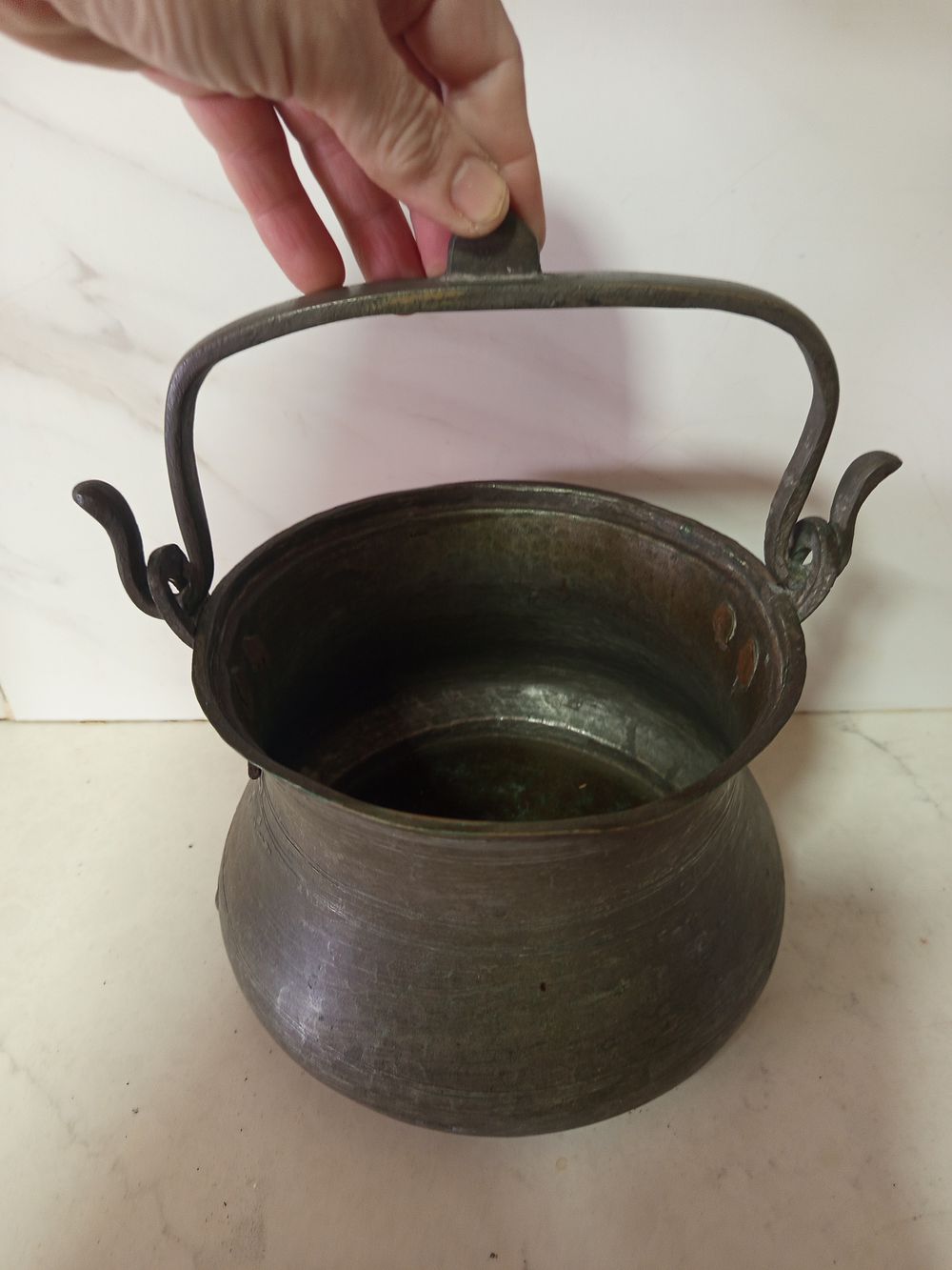 קערה קערה גדולה נחושת . קערה גדולה נחושת עם ידית אחיזה 
כבדה מסיבית מצב טוב מאוד 
גובה כולל 