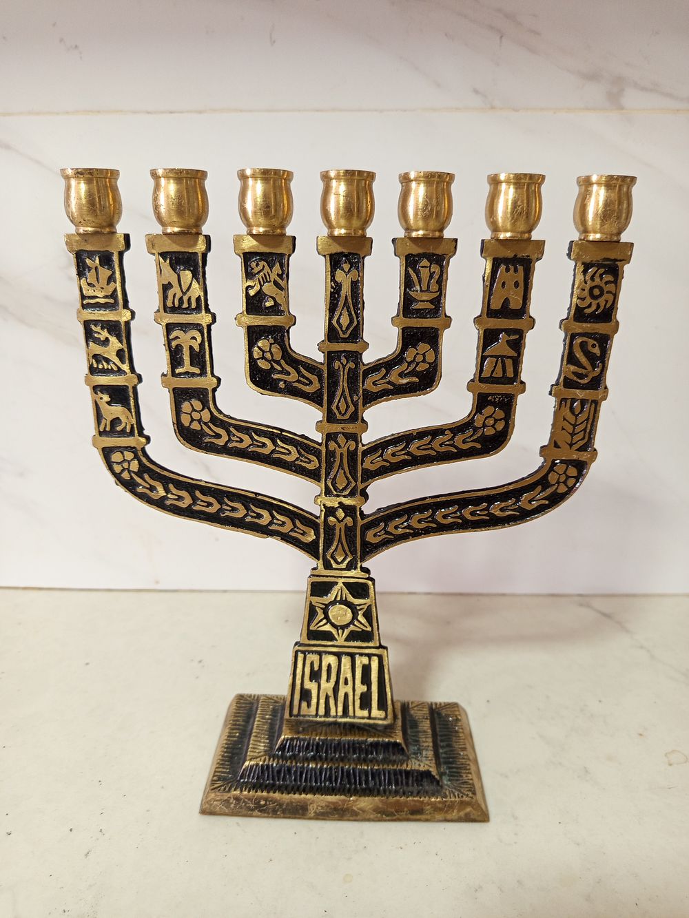מנורת ברונזה 7 קנים 
כבדה מסיבית כיתוב ישראל 
מצב מושלם 
גובה 26 סמ 
רוחב 20סמ מקנה לקנה