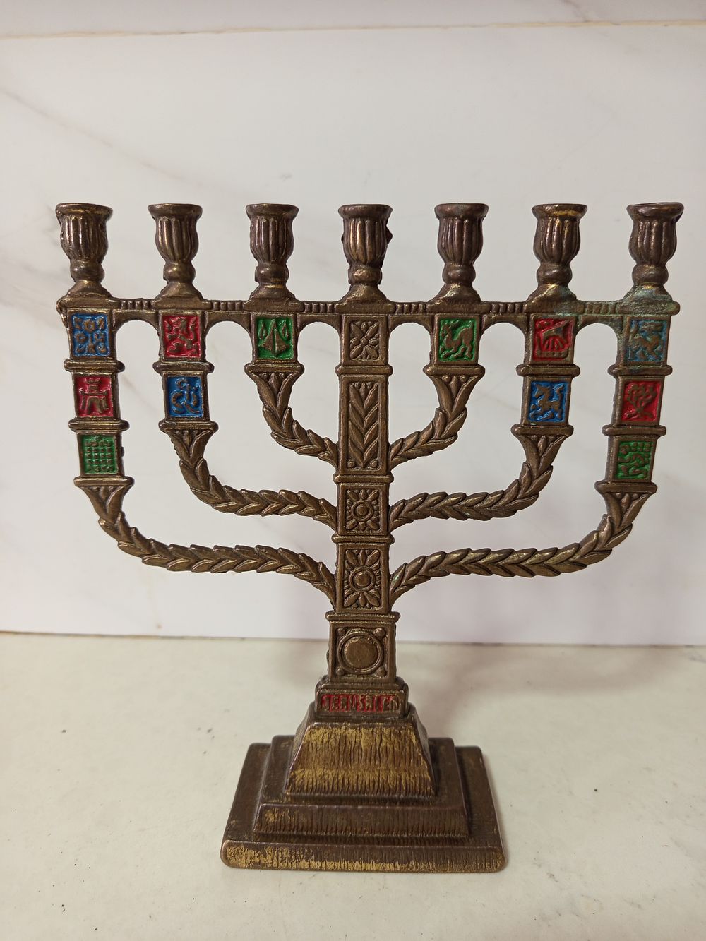 מנורת ברונזה 7 קנים . מנורת ברונזה 7 קנים כבדה מסיבית מצב טוב מאוד 
כיתוב ירושלים בלועזית 
גובה 