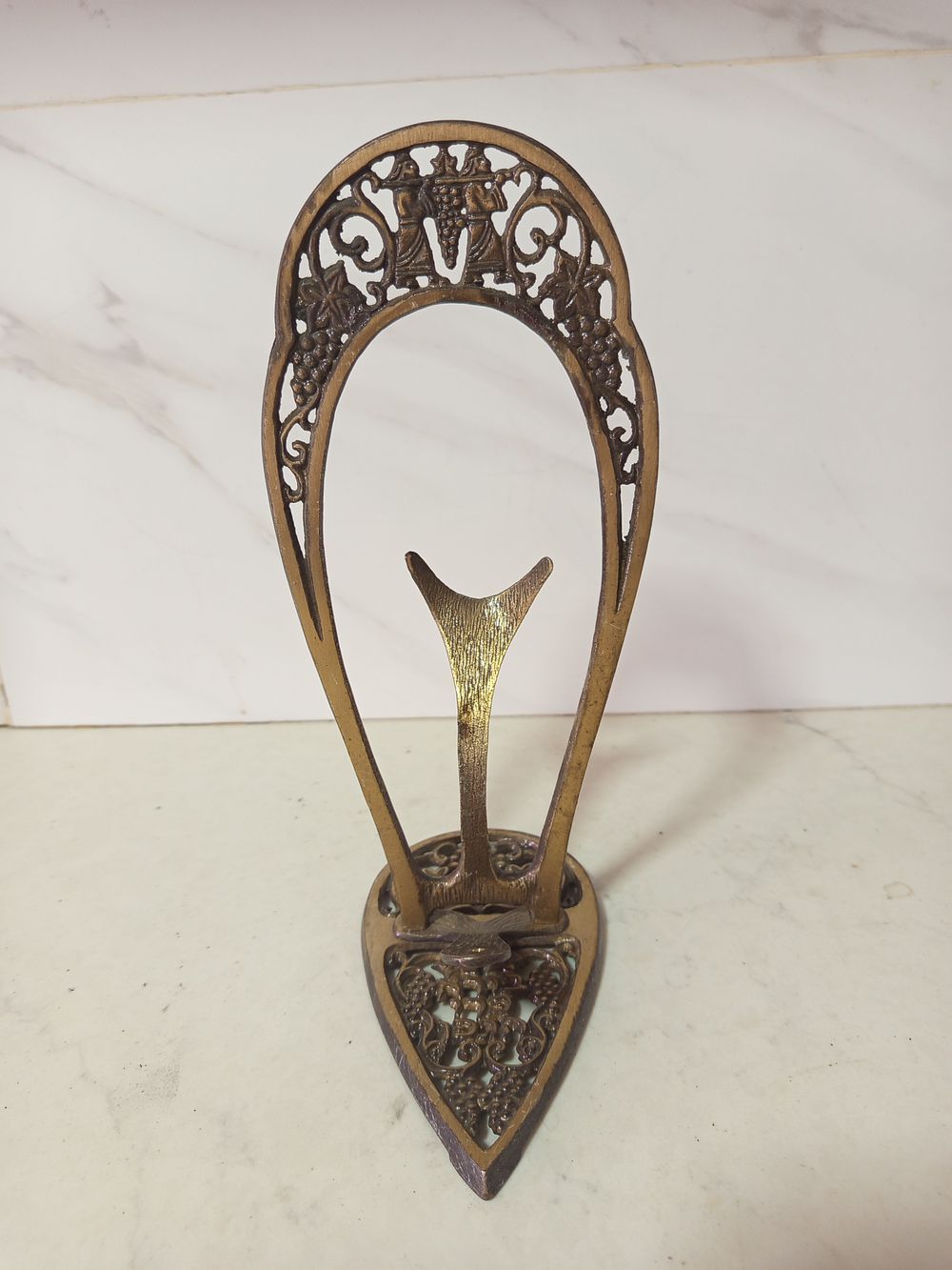 מעמד בקבוק יין עשוי ברונזה 
מאוייר דמות אנשים מחזיקים 
מצב מושלם 
גובה 25 ס''מ 
ישראל חן חולון