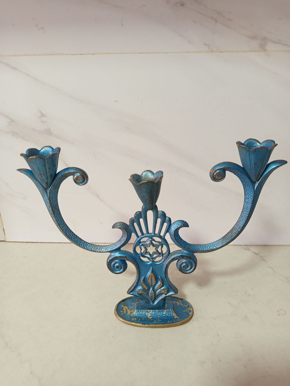 מנורה 3 קנים עשויה ברונזה 
כבדה מסיבית 
גובה 21 ס''מ 
רוחב 27 סמ