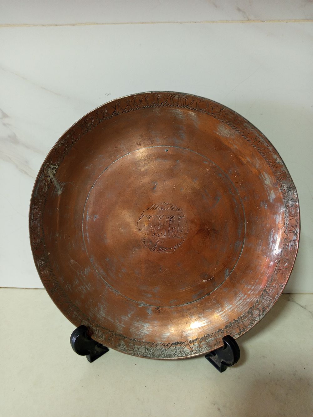 קערה צלחת ברונזה אדומה מסיבית 
חריטות עבודת יד 
קוטר 24 סמ 
חתום כיתוב ערבית