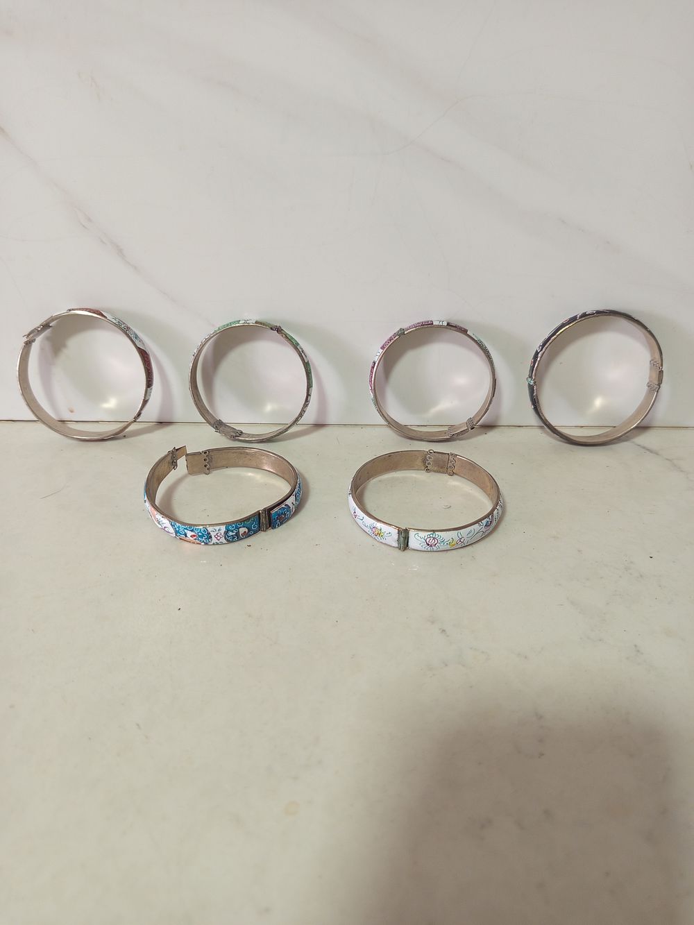 6 צמידים פרסים . שש צמידים פרסים עבודת יד צבעונית עשירה 
קוטר 7 8 ס''מ פלוס מינוס