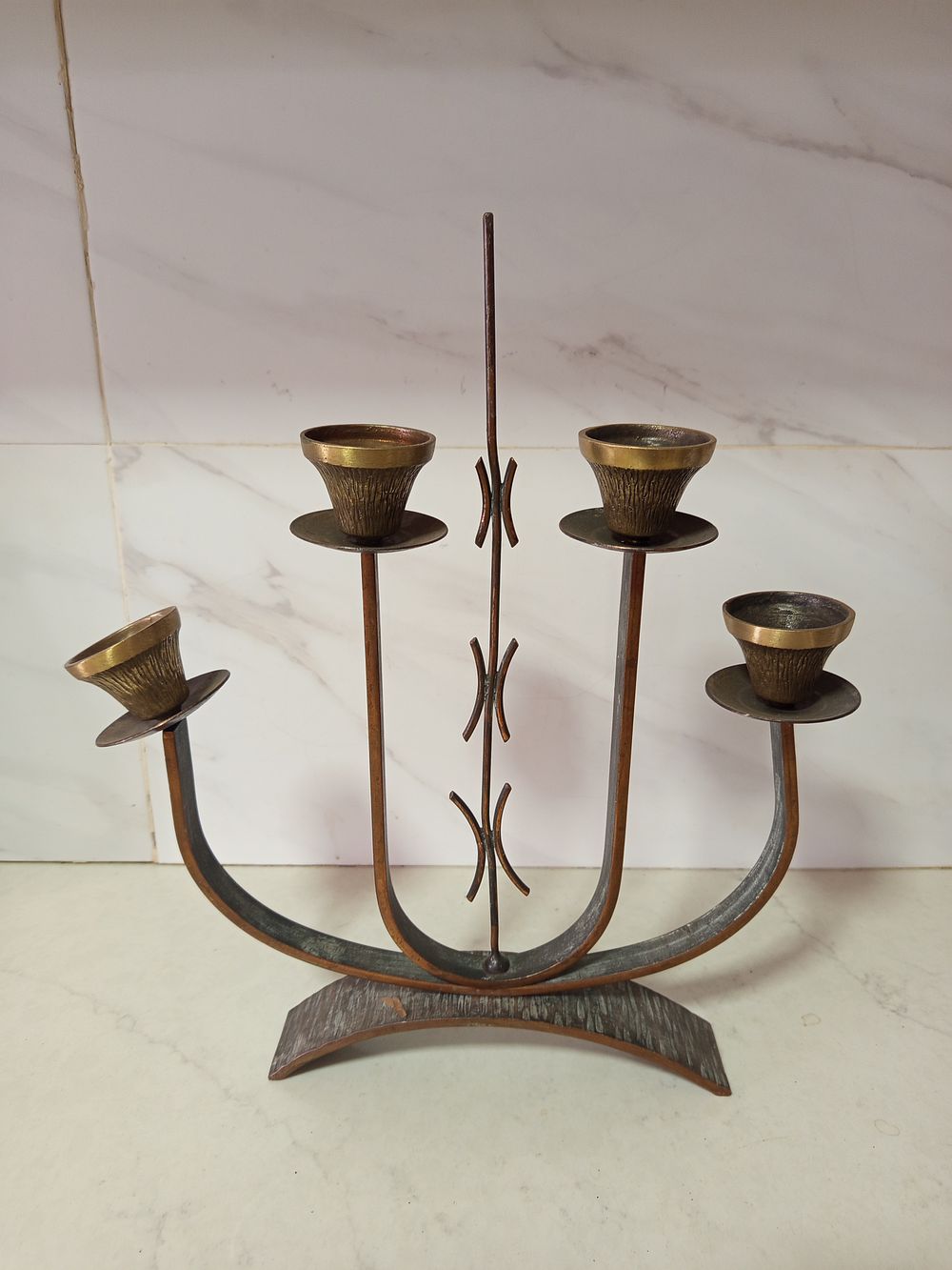 מנורת ברונזה 4 קנים 
כבדה מסיבית 
פמוט אחד זקוק להברגה צד שמאל 
גובה 33 ס''מ רוחב 34 סמ