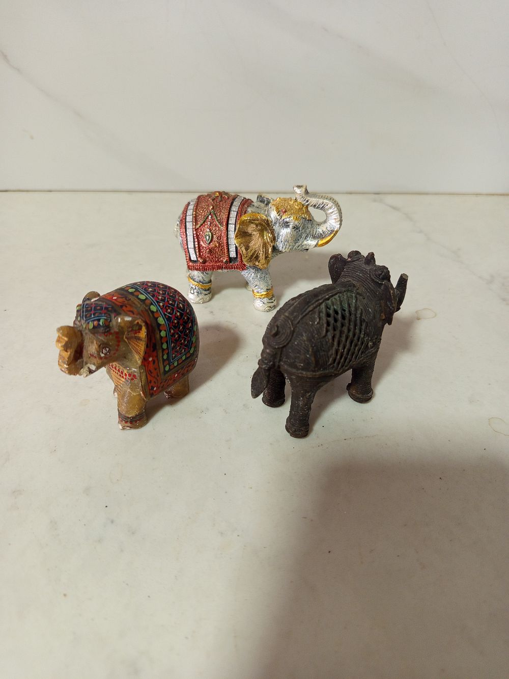 3 פילים. שלוש פילים חומרים שונים 
שניים כבד מסיבי עשוי ברזל השני קרמיקה מסיבית 
גובה 4 חמש 6 