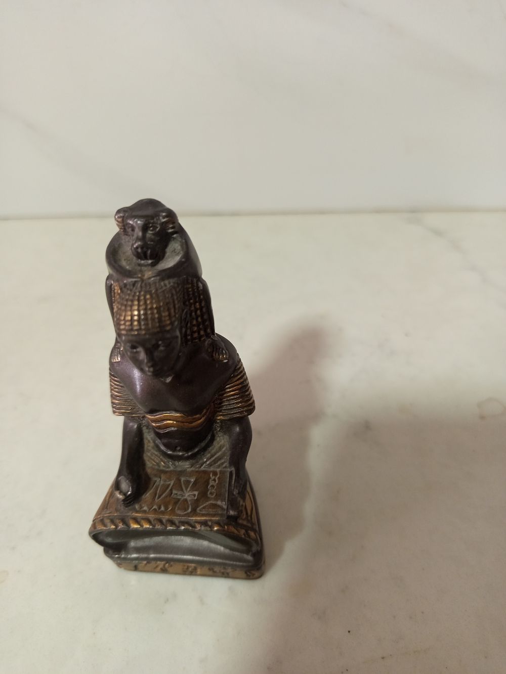 רעמסס פרעה ?. רעמסס פרעה על מעמד עבודה מושלמת 
ברונזה על מעמד עץ 
גובה 10 ס''מ 
רוחב 5 סמ