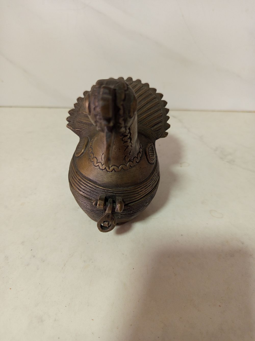 טווס ברונזה עתיק מהמאה 18 מיועד לנר או קטורת. טווס עשוי ברונזה כבד מסיבי נפתח 
תיבה בפנים 
גובה 