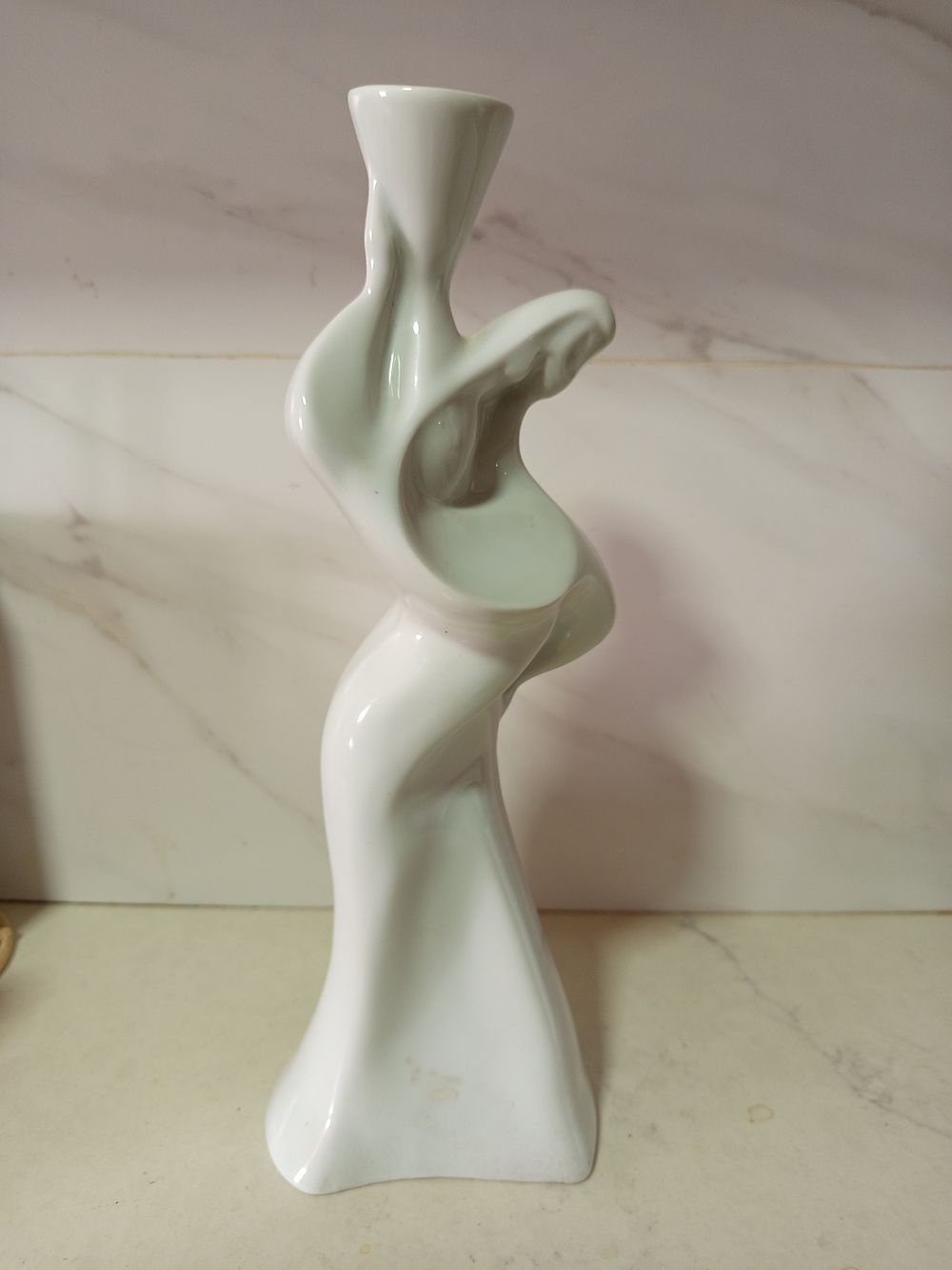 אגרטל קרמיקה נעמן. אגרטל קרמיקה לבן נעמן מצב מושלם 
דמות אישה מחזיקה עד 
גובה 37 ס''מ 
רוחב 14 סמ