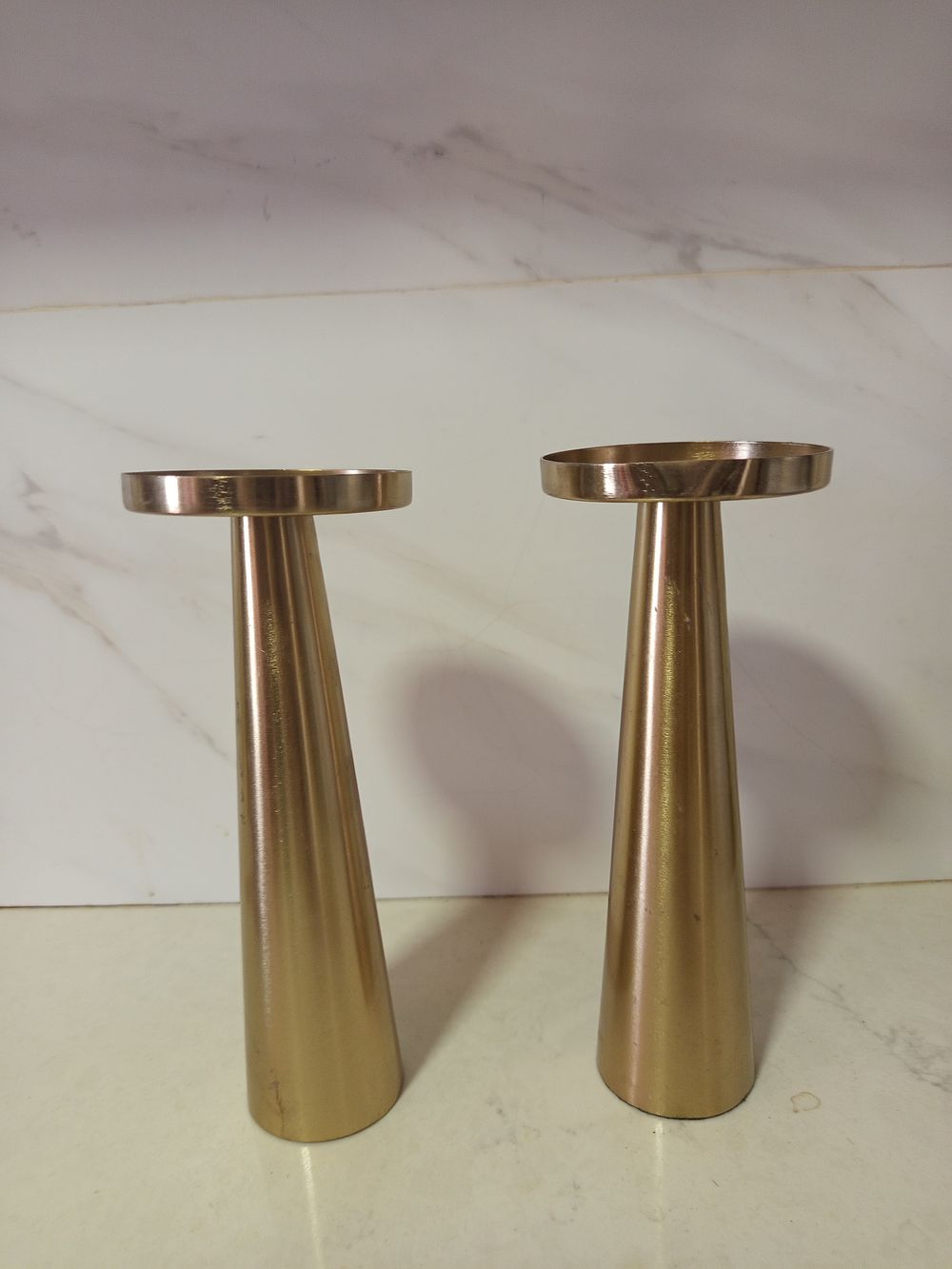 זוג מעמדים חדש לפמוטים . זוג מעמד חדש מסגירת חנות לפמוטים 
גובה 24 סמ