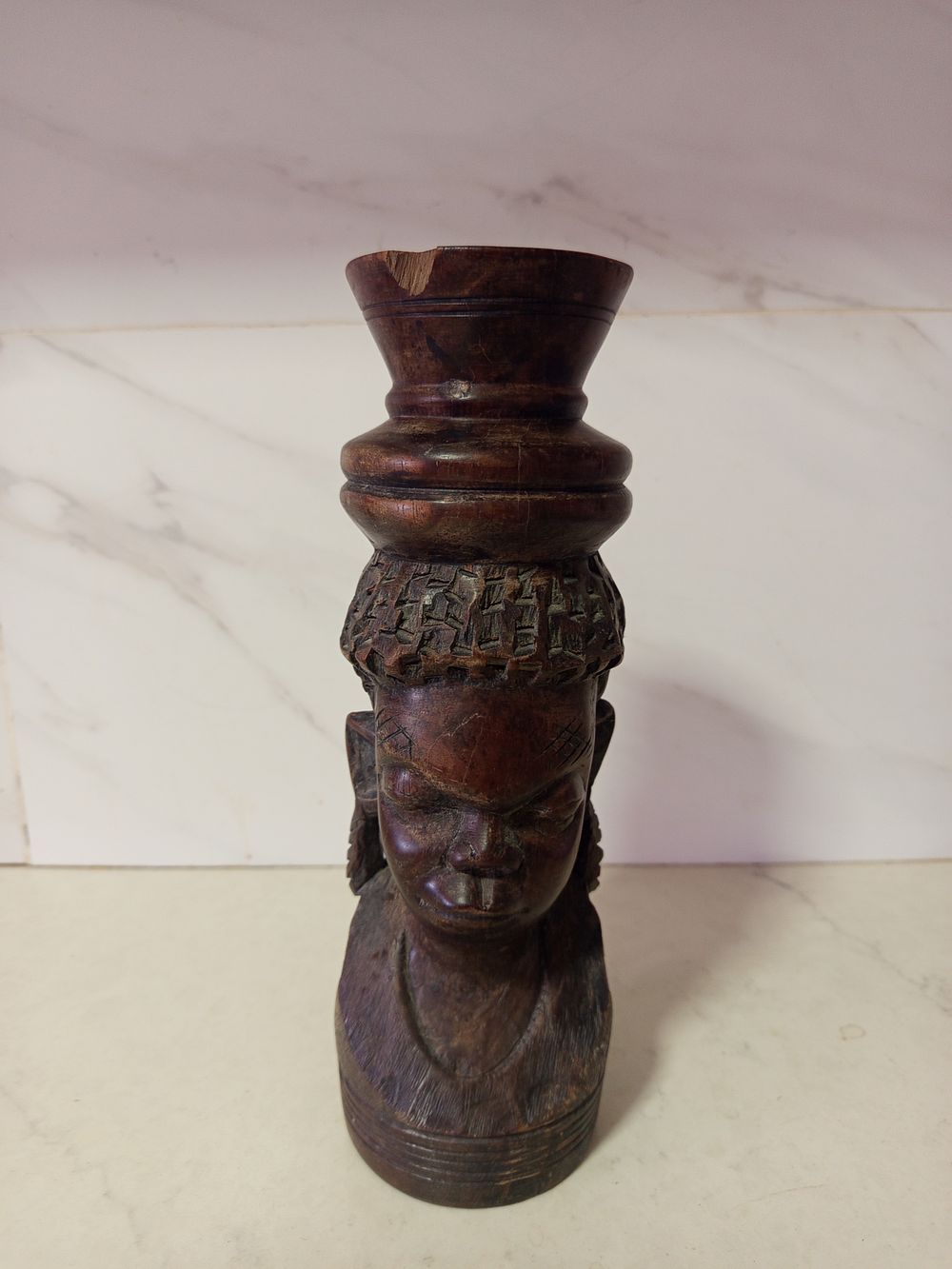 פסל עץ עוצמה נשית עבודת יד כבד מסיבית 
דמות אדם נושא על ראשו כדי אגרטל 
צ'יפ למעלה ראה צילום 