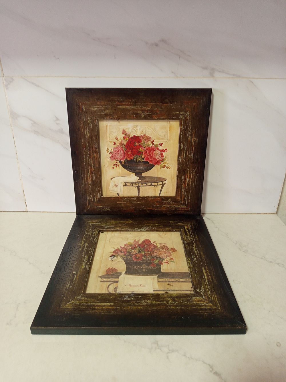 תמונות על אריחי קרמיקה . שתי תמונות נוף דומם על אריחי קרמיקה 
אורך רוחב 28 על 28 סמ 
כולל מתלה מאחור