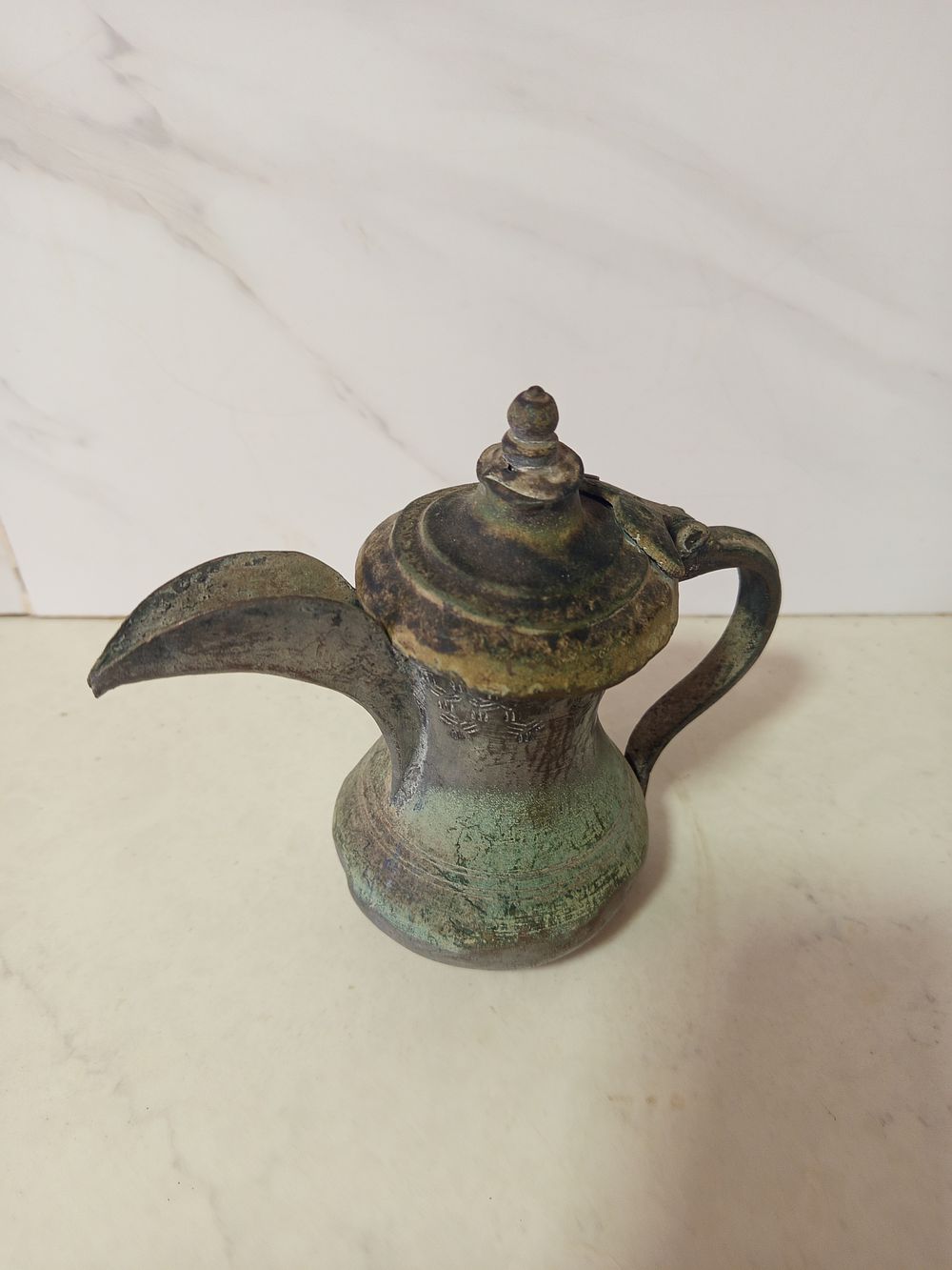 קנקן איסלאמי . קנקן מזיגה איסלם 
חריטות עבודת יד 
גובה 16 ס''מ רוחב 18 סמ